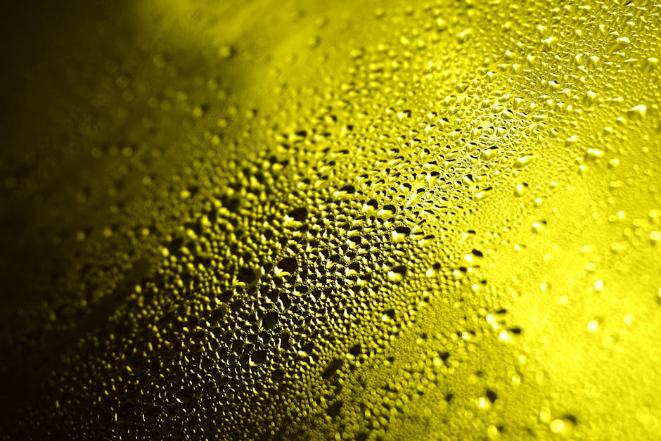 Close-up illustration of healthy, comfortable eyes with golden moisture droplets and yellow wellness indicators, showing clear vision and natural eye lubrication in ideal humidity